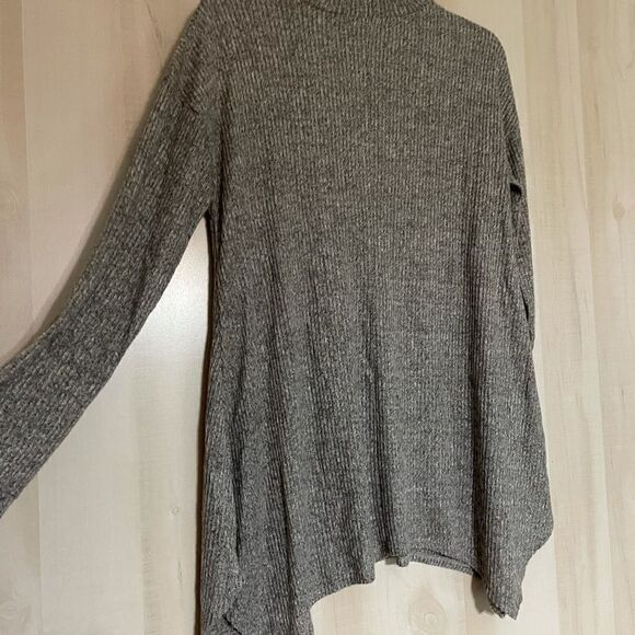 Maurices gray knit top, size large - Picture 10 of 12